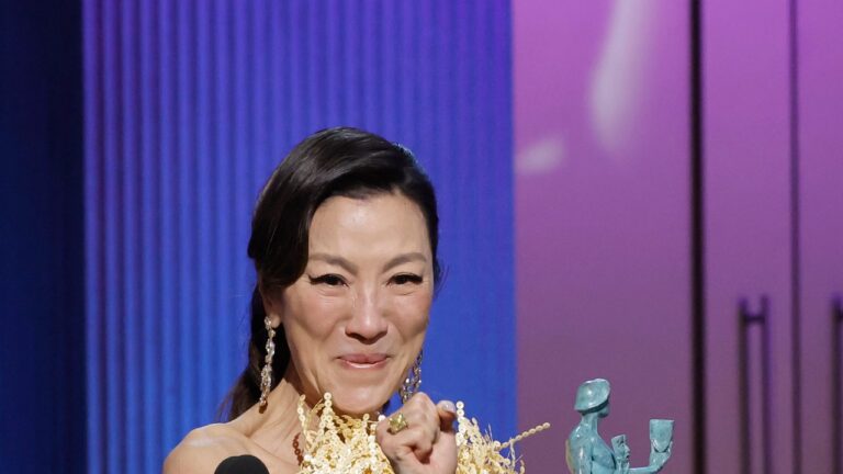 Michelle Yeoh remporte la course serrée de la meilleure actrice SAG