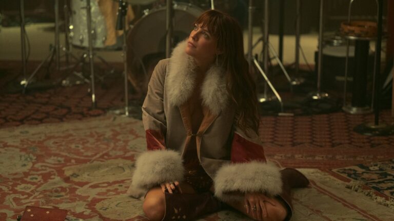 Daisy Jones & The Six chante une chanson sans crochet