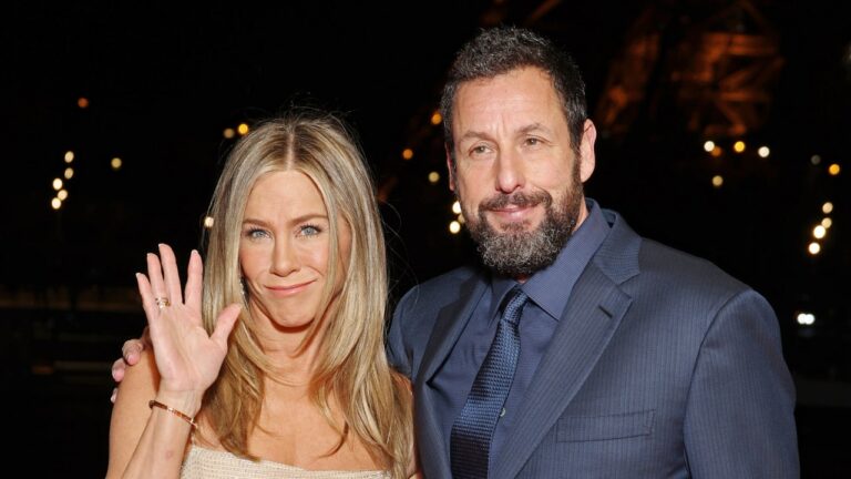Jennifer Aniston dit qu&rsquo;Adam Sandler la taquine sur son terrible goût chez les hommes