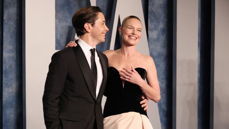 Justin Long et Kate Bosworth suscitent des rumeurs de fiançailles à la Vanity Fair Oscar Party