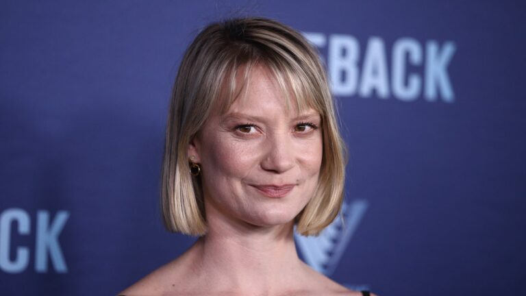 Mia Wasikowska est « plutôt satisfaite » de sa décision de quitter Hollywood