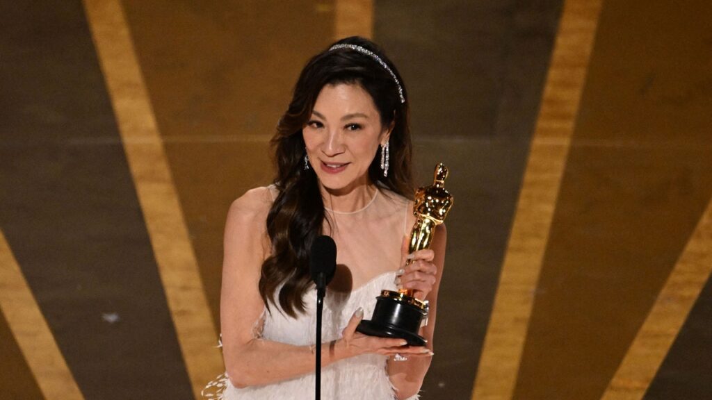 Michelle Yeoh remporte le prix de la meilleure actrice aux Oscars 2023 ...