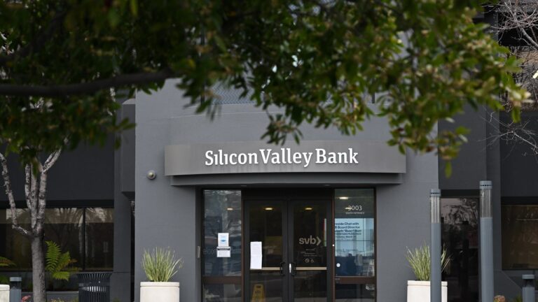 Pas de renflouement fédéral pour SVB, mais la vente aux enchères de la FDIC est en cours