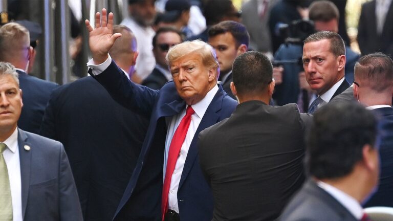 Breaking: Donald Trump se rend pour faire face à des accusations à New York