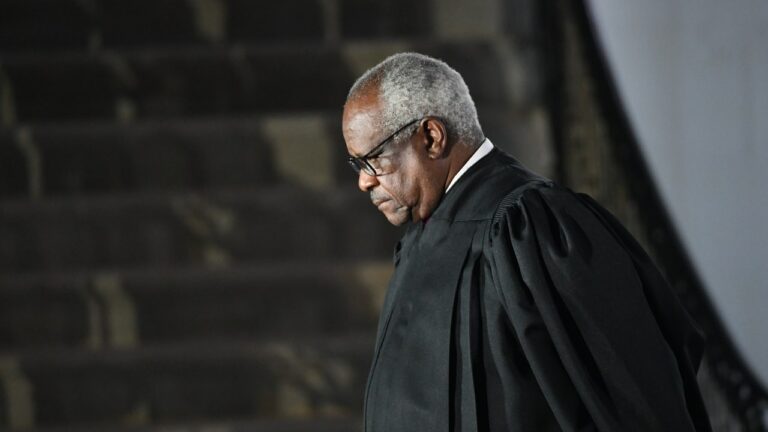 Clarence Thomas, jouant au jeu de qui peut le mieux délégitimer la Cour suprême, gagnant de loin