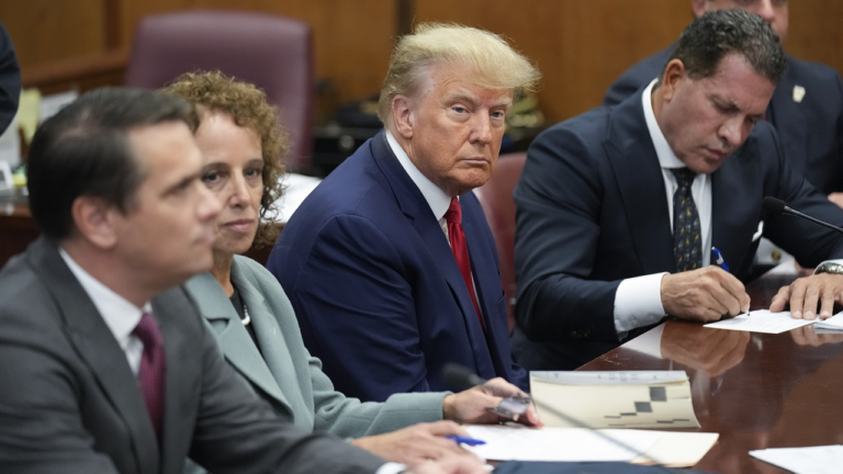 Donald Trump, qui fait l&rsquo;histoire, est accusé de 34 chefs d&rsquo;accusation pour une star du porno Hush Money Deal