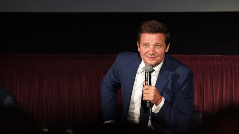 Jeremy Renner ne commettra pas d&rsquo;incendie criminel, quoi que sa mère lui dise