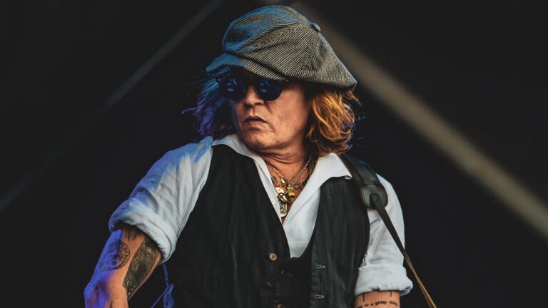 Johnny Depp passe ses journées à chiner dans la campagne anglaise, selon un rapport
