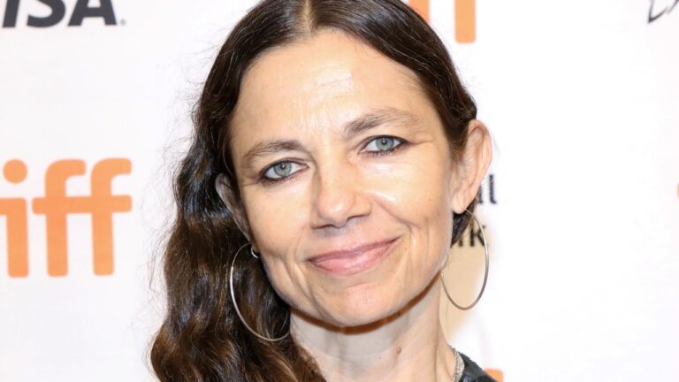 Justine Bateman explique sa décision de vieillir naturellement : « Je m&rsquo;en fous »