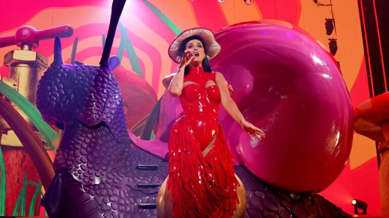 Kim Kardashian applaudit alors que North West rejoint Katy Perry sur la scène de Vegas