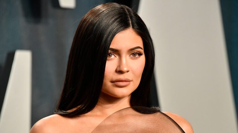 Kylie Jenner dit que ses sourcils sont « tombés » après les avoir blanchis