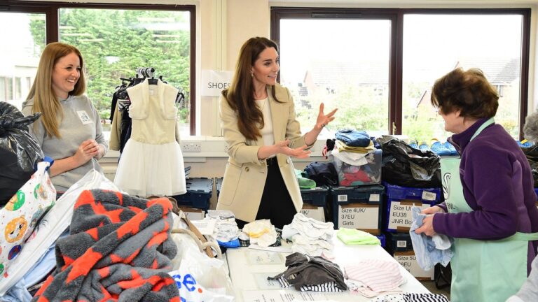 La princesse Kate dit que ses enfants grandissent « si vite » lors d&rsquo;un voyage caritatif à Windsor