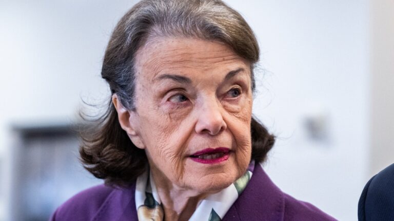 La sénatrice Dianne Feinstein résiste aux pressions pour démissionner et demande un remplacement temporaire au sein du comité judiciaire