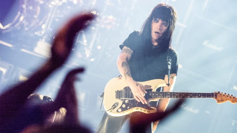 Le guitariste de Mötley Crüe, Mick Mars, secoue ses camarades de groupe avec un procès