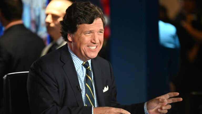 Le monde réagit au départ de Tucker Carlson de Fox News comme si les forces alliées venaient de vaincre les nazis