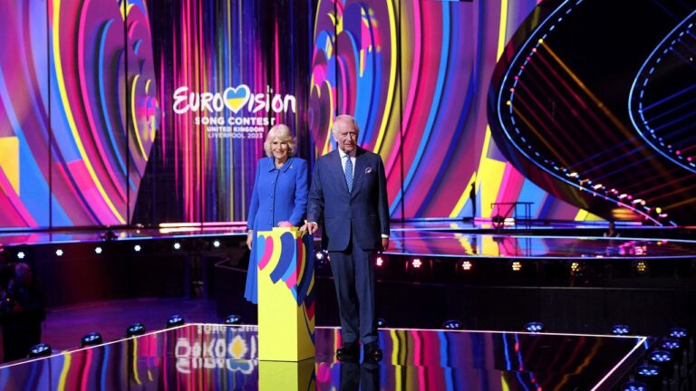 Le roi Charles et la reine Camilla dévoilent la scène de l&rsquo;Eurovision 2023 à Liverpool