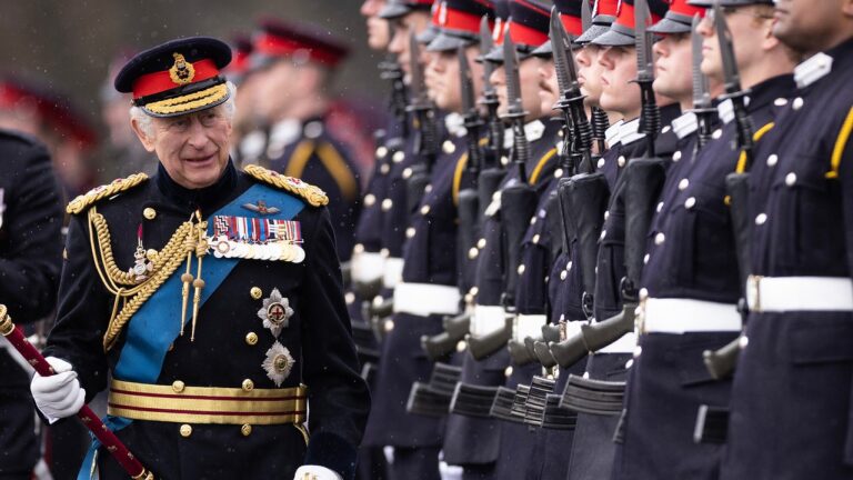 Le roi Charles porte une tenue militaire complète lors du défilé du premier souverain de son règne