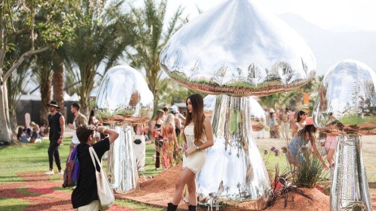 Le temps est un cercle plat dans le désert de Coachella