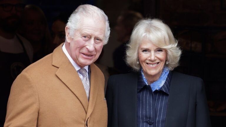 Les invitations au couronnement sont sorties, et c&rsquo;est officiellement la « reine Camilla » maintenant