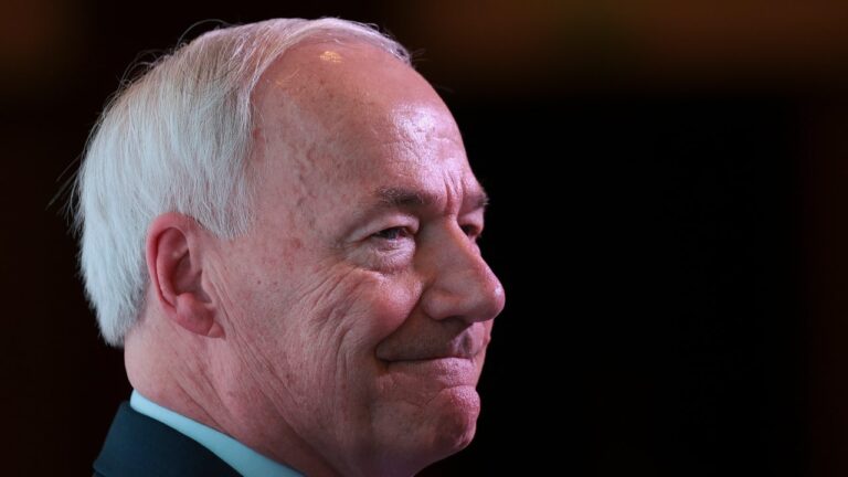 L&rsquo;ex-gouverneur de l&rsquo;Arkansas Asa Hutchinson jette un chapeau sur le ring en tant que candidat présidentiel du GOP