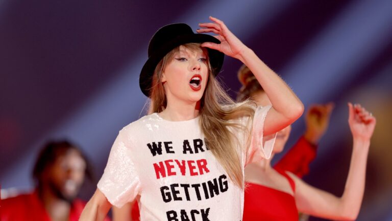 Où dans le monde est Taylor Swift après la rupture?  Faire exploser des bâtiments et faire défiler sur TikTok