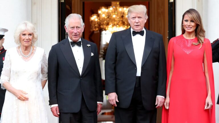 Rapport: Le livre de lettres de Trump de quand les gens ne le méprisaient pas en comprend une du roi Charles