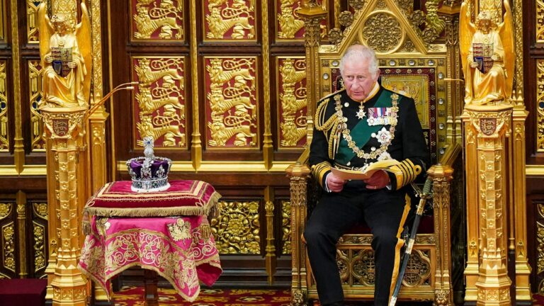 Rapport : Les robes de couronnement du roi Charles sèment le chaos chez les planificateurs