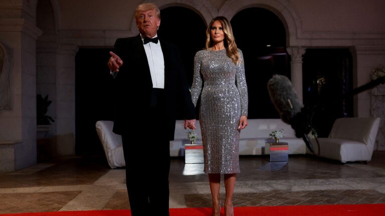 Rapport: Trump a dû supplier Melania d&rsquo;être vu en public avec lui