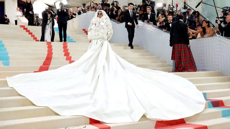 Rihanna arrive très à la mode en retard au gala du Met 2023