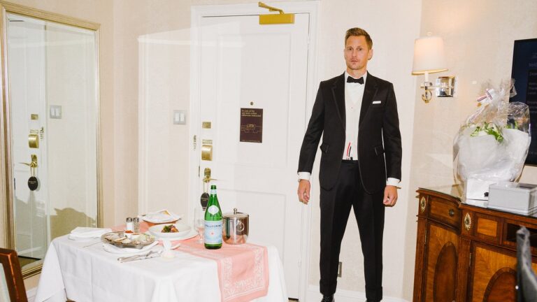 « J&rsquo;ai besoin d&rsquo;une douzaine d&rsquo;huîtres et ensuite je suis prêt à rouler »: Alexander Skarsgård sur le Met Gala 2023 et le style « Cas-Cock » de Succession