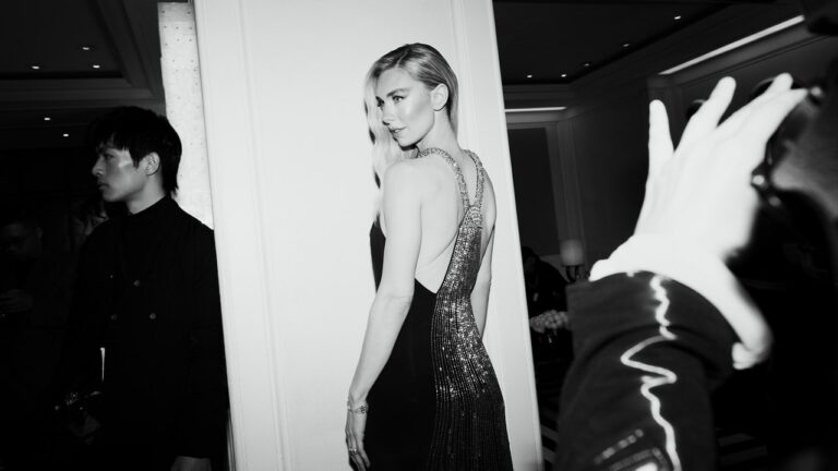 « Une pièce de musée appropriée »: Vanessa Kirby a rendu hommage à l&rsquo;héritage de Lagerfeld dans la robe de douche emblématique Chloé au Met Gala 2023