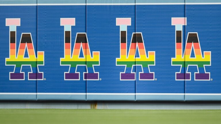 La campagne de pression de droite pour faire honte aux LA Dodgers d&rsquo;une performance caritative de dragsters s&rsquo;est vraiment retournée contre lui