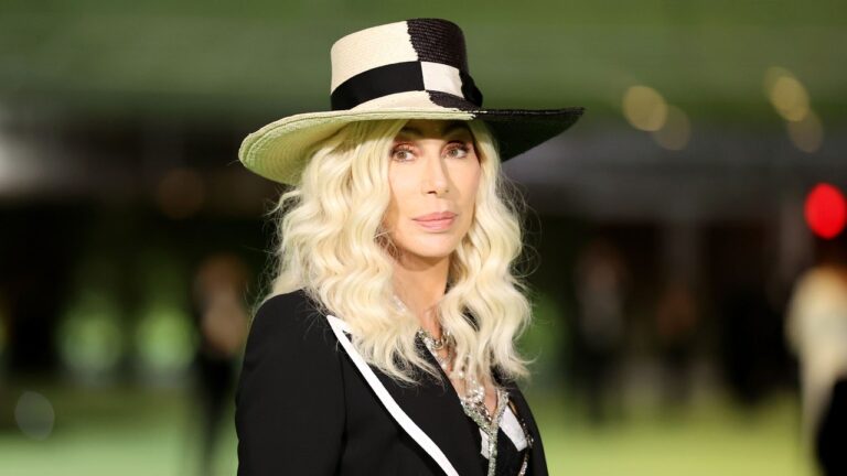 Cher, 77 ans, se demande quand elle se sentira vieille