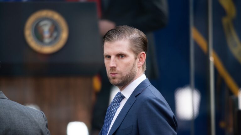 Eric Trump supprime les tweets sur le procès pour viol de son père après que le juge a averti qu&rsquo;il pourrait y avoir des conséquences juridiques