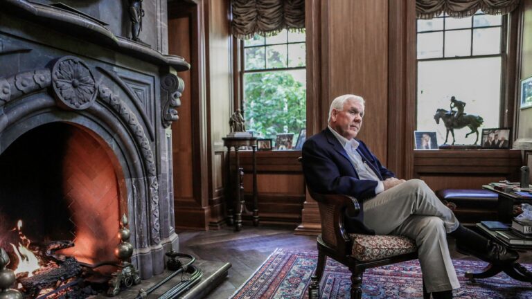 Harlan Crow veut toujours que vous croyiez sur parole qu&rsquo;il n&rsquo;y a rien de louche dans sa relation avec Clarence Thomas