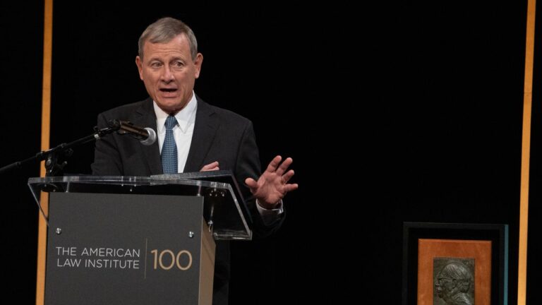 John Roberts dit que les Américains devraient faire confiance à la Cour suprême pour résoudre leurs propres problèmes d&rsquo;éthique