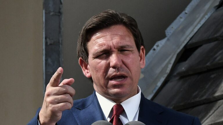 Le département de l&rsquo;éducation de Ron DeSantis enquête sur un enseignant de cinquième année pour avoir montré aux élèves un film Disney