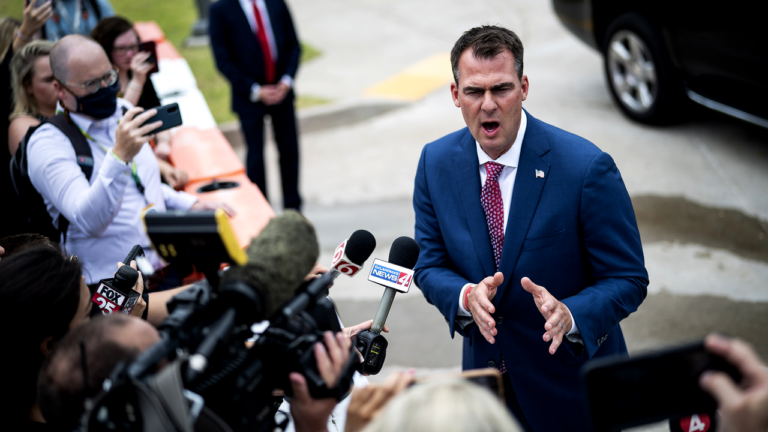 Le gouverneur de l&rsquo;Oklahoma affirme que PBS endoctrine les enfants, car les républicains sont contractuellement obligés de dire cette merde maintenant