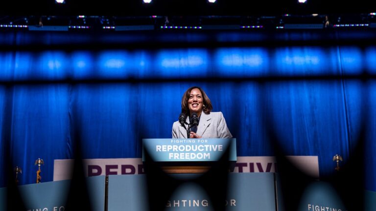 « Ne vous gênez pas »: Kamala Harris lance la candidature de Biden à la réélection avec un cri de guerre sur l&rsquo;avortement