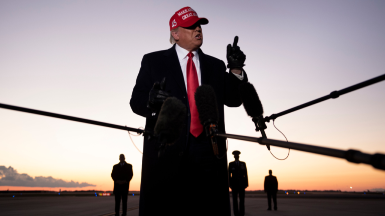 « Sortez-le d&rsquo;ici »: Donald Trump a jeté les téléphones d&rsquo;un journaliste de NBC pendant une tirade à bord d&rsquo;un avion de campagne