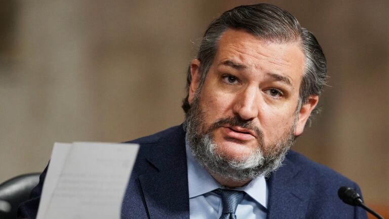 Ted Cruz lance une enquête sur Bud Light pour une publicité mettant en vedette un influenceur transgenre, car non, il n&rsquo;a rien de mieux à faire
