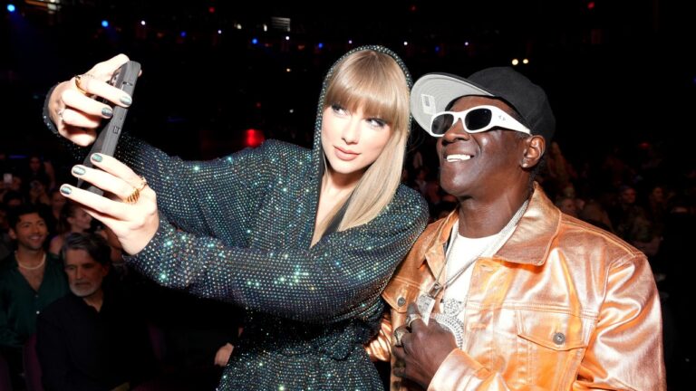 Flavor Flav montre une brassée de bracelets d&rsquo;amitié au concert de Taylor Swift