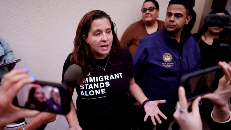 Greg Abbott fait de Los Angeles la dernière toile de fond de son spectacle de cascades anti-migrants