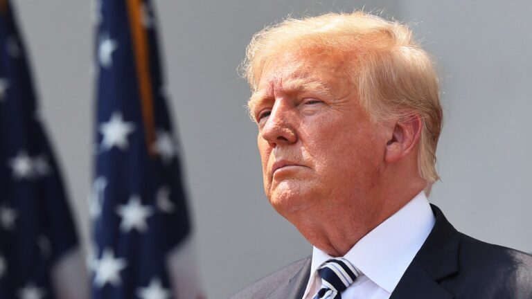 La défense des documents de Donald Trump semble s&rsquo;effilocher : « Ceci est une information secrète.  Regarder. »