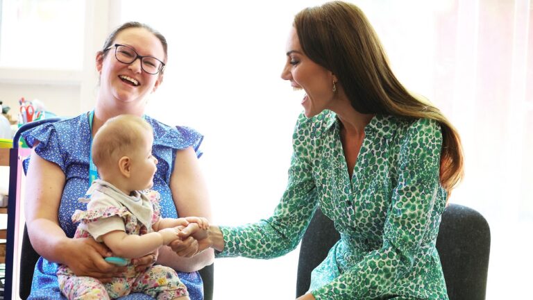 La princesse Kate célèbre une étape importante de la charité en imprimé léopard