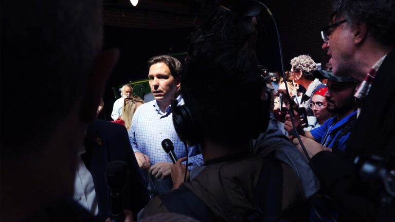 Les forces de l&rsquo;ordre du Texas et la Californie menacent d&rsquo;être inculpées pour les cascades de Ron DeSantis en matière d&rsquo;expédition de migrants