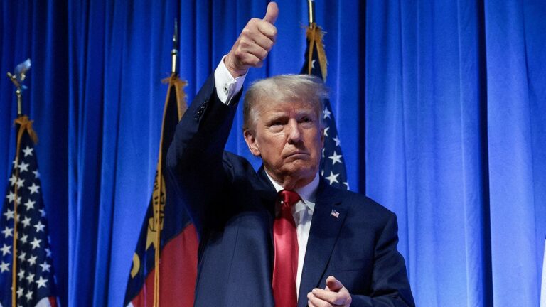 Les plans post-mise en accusation de Donald Trump incluent apparemment un dîner aux chandelles et des selfies avec des donateurs importants