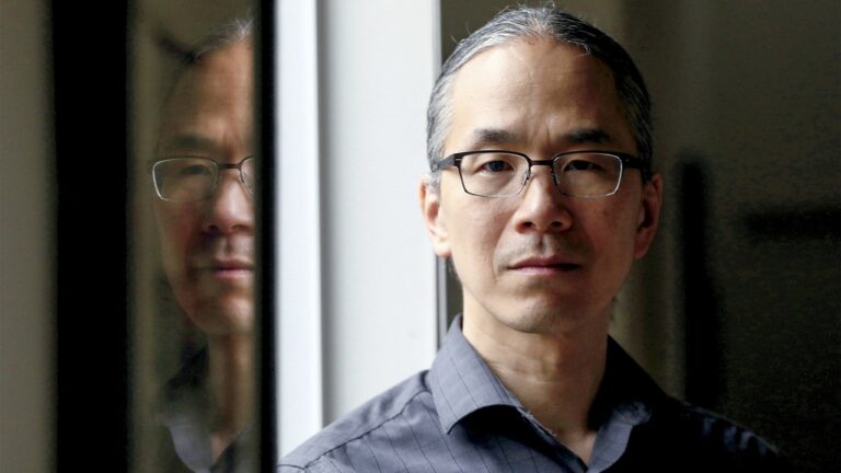 « Nous avons construit un tapis roulant géant dont nous ne pouvons pas descendre »: le prophète de la science-fiction Ted Chiang sur la meilleure façon de penser à l&rsquo;IA