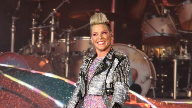 Ouais, Pink ne sait vraiment pas quoi faire avec ces restes humains jetés sur elle