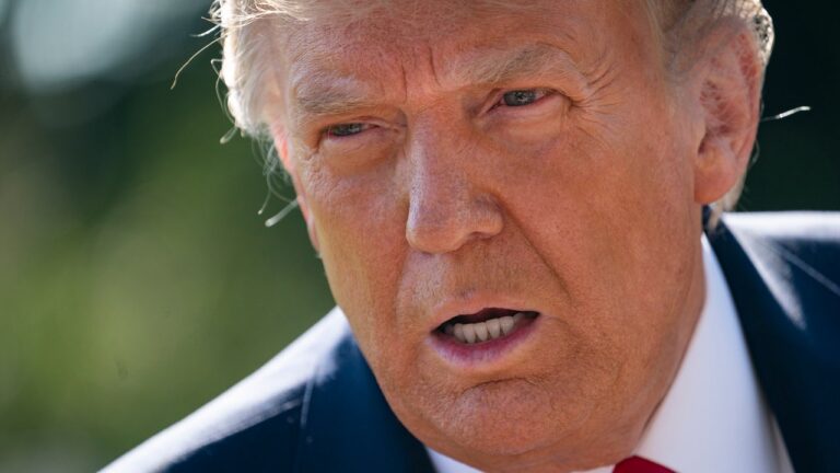 Trump est pratiquement à un jour d’embaucher un avocat qui fait de la publicité sur le côté d&rsquo;un bus pour le défendre